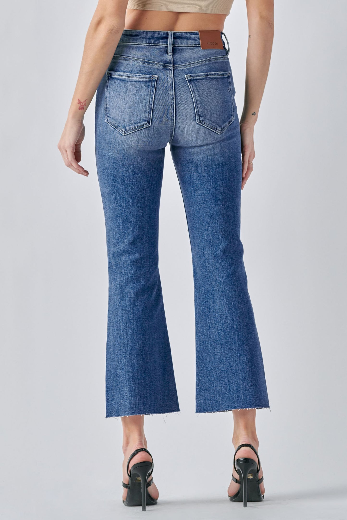 [Happi] Dark Wash Clean Crop Flare Jean