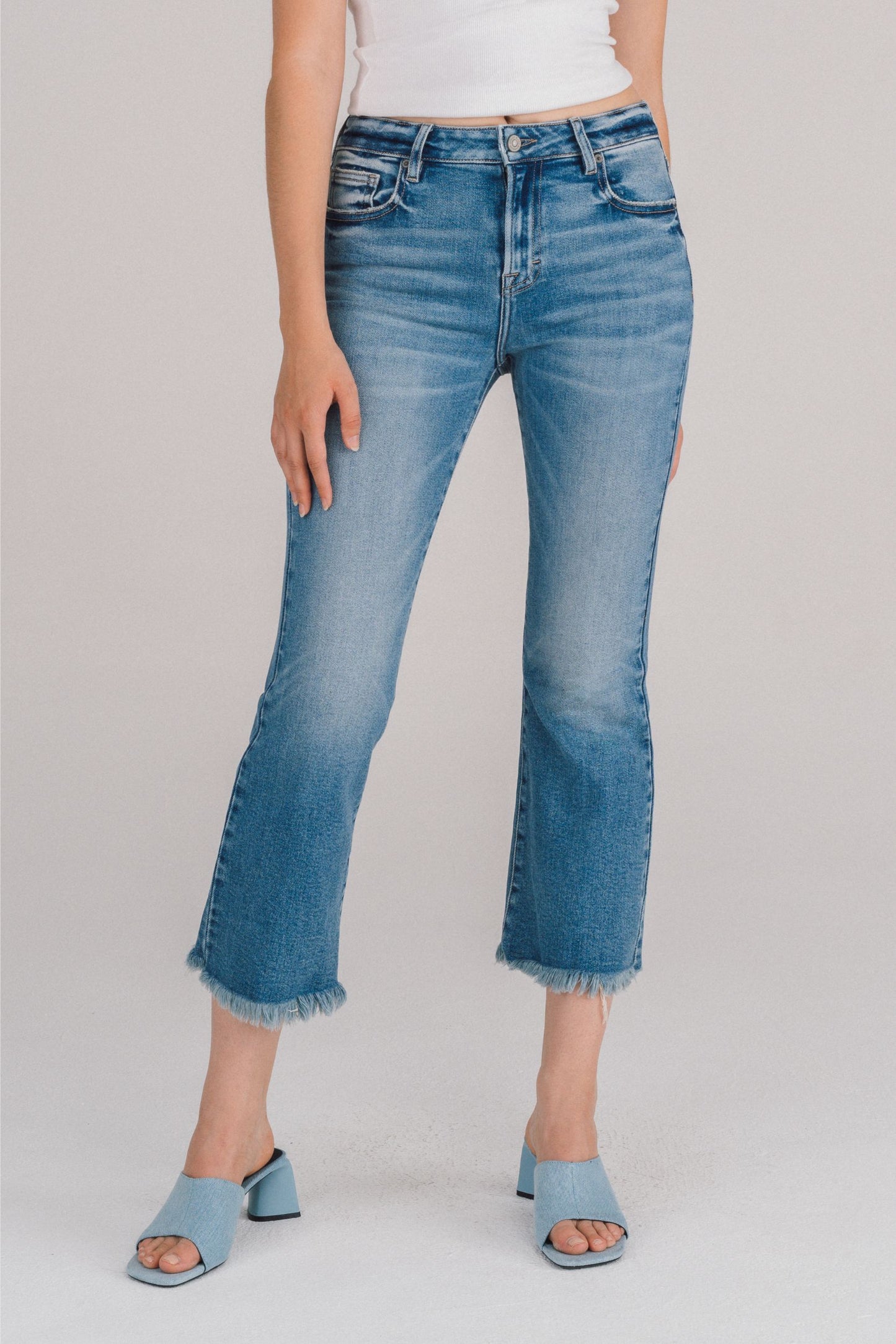 [Happi] Medium Wash Frayed Hem Cropped Flare