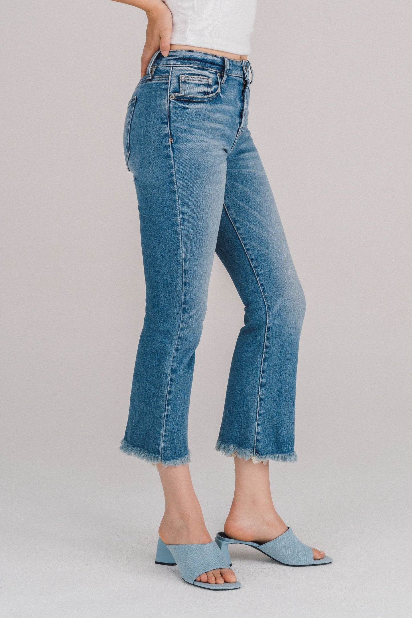 [Happi] Medium Wash Frayed Hem Cropped Flare