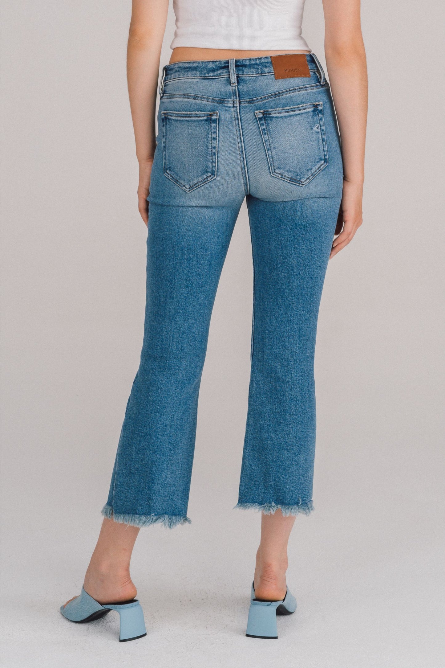 [Happi] Medium Wash Frayed Hem Cropped Flare