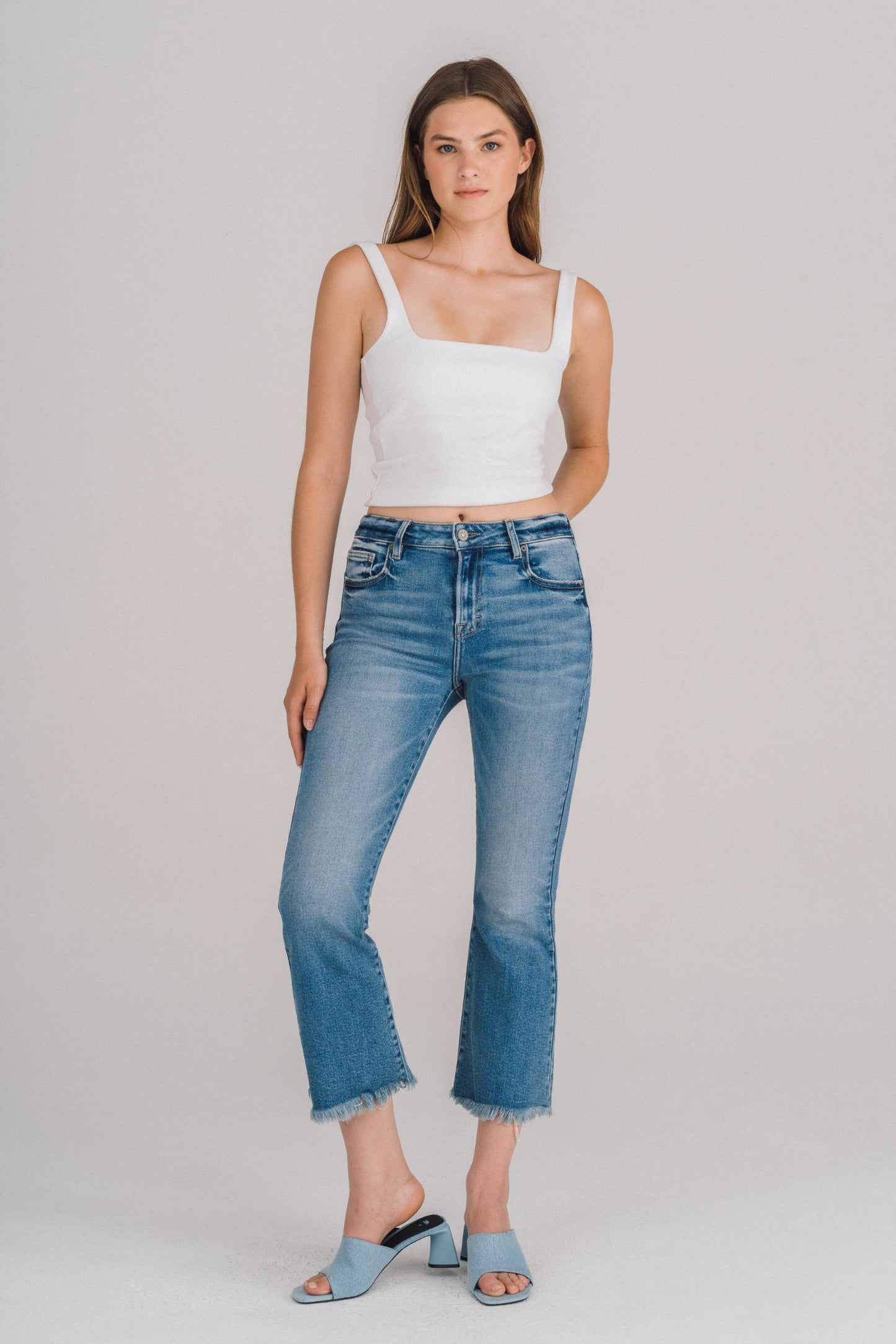 [Happi] Medium Wash Frayed Hem Cropped Flare